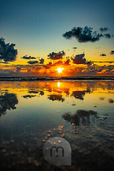 Bildagentur Mauritius Images Schoner Sonnenuntergang Am Meer Mit Wolken Und Wasserspiegelung