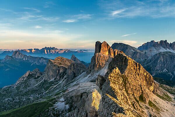 Bildagentur Mauritius Images Cortina D Ampezzo Belluno Veneto Italy Averau And Nuvolau With The Refuge At Sunrise