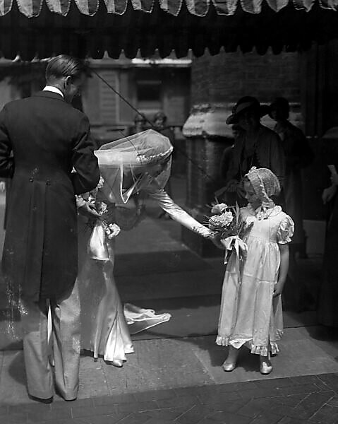 Bildagentur | mauritius images | The Marriage Of Mr Michael Henry Wombwell  And Miss Joy Evelyn Georgina Oakley Took Place At St Pauls Church In  Knightsbridge In London-Photo Shows The Bride And