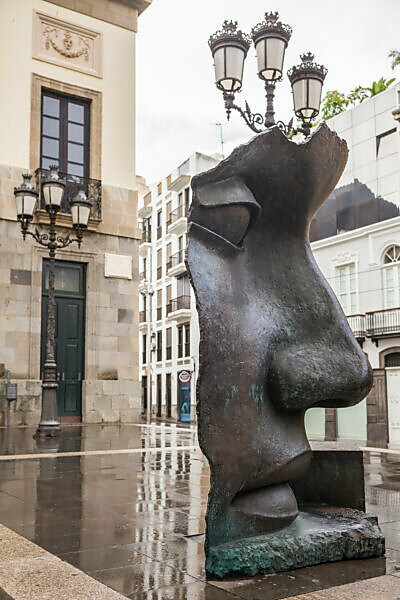 Spain, Canary Islands, Tenerife Island, Santa Cruz de Tenerife, Teatro Guimera theater and sculpture of theatrical mask