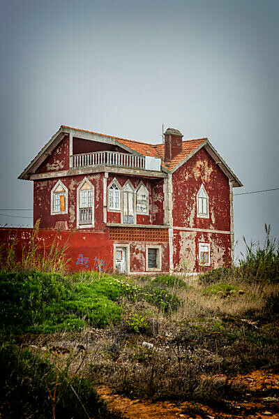 Europe, Portugal, Atlantic coast, Estremadura, Centro region, Peniche, old house with red facade