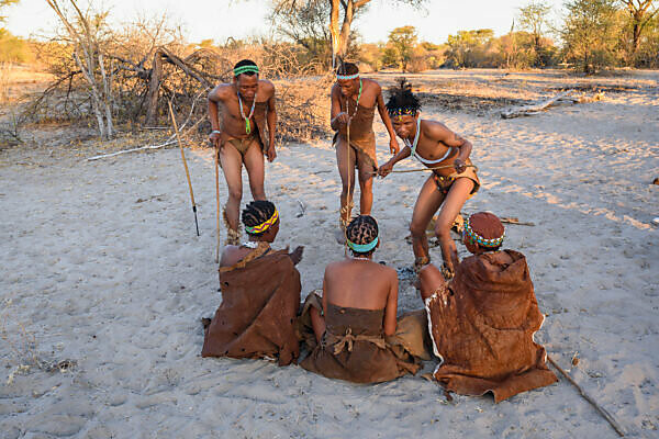 Bildagentur  mauritius images  San Bushmen dancing and playing 